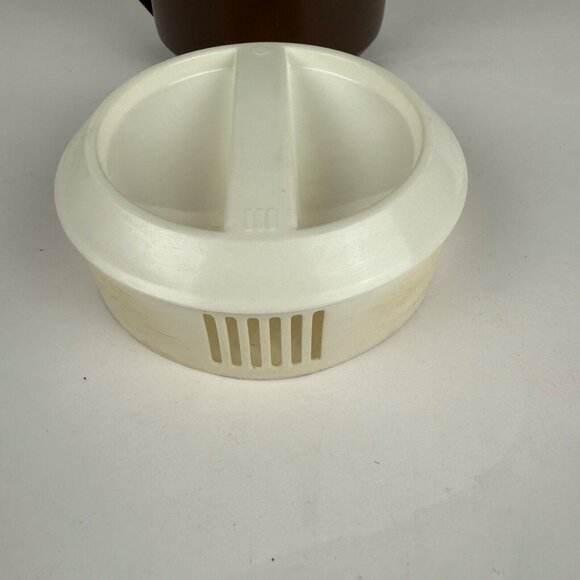 Rubbermaid Plastic One Gallon Pitcher Brown #2718 White Lid #2720 Vintage Retro - Picture 5 of 7